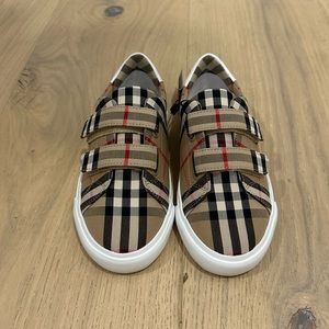 BRAND NEW BURBERRY Kids Vintage Check Sneakers. Size 33 Kids (Size 2 US).